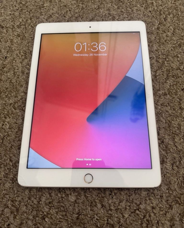 iPad 5th Generation 32GB silver Excellent condition 