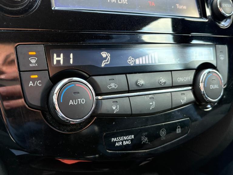 2018 Nissan Qashqai 1.5 dCi N-Connecta 5dr ++ PANROOF / NAV / CAMERA / ULEZ / 7 SERVICES ++ HATCH...