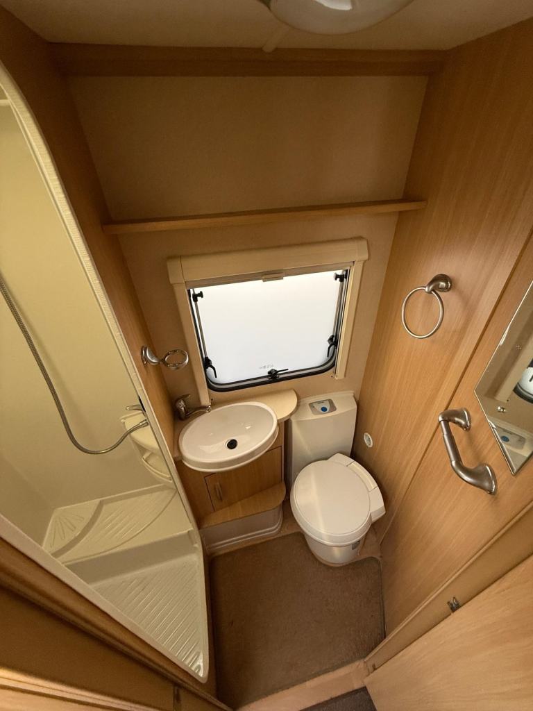 Abbey Vogue 2 610 Twin Axle Rear Island Bed Middle Bathroom
