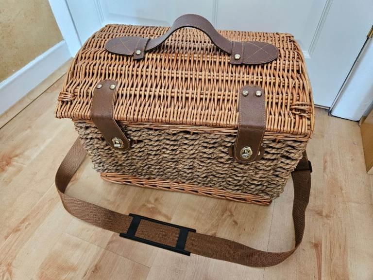 Wicker/rattan picnic basket 