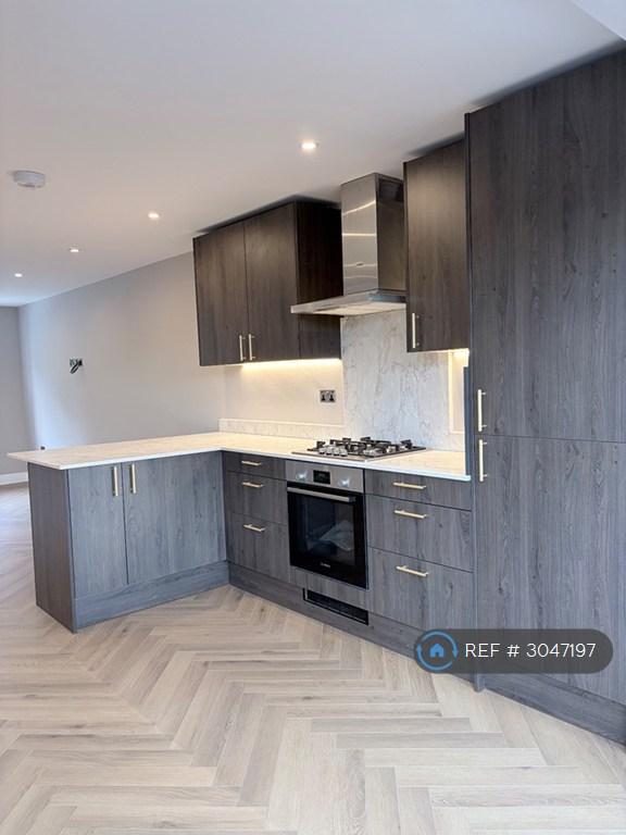 3 bedroom flat in Park Avenue North, London, NW10 (3 bed) (#3047197)