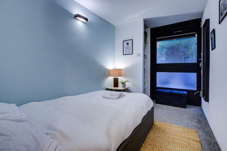 Spacious Double Fully Furnished 2 mins from Station