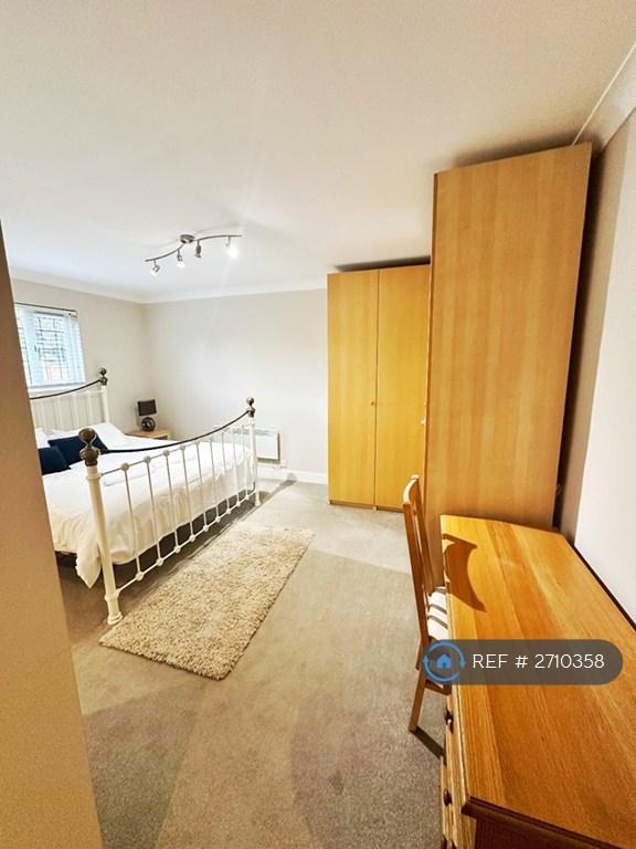 3 bedroom flat in Windsor Forest Court, Ascot, SL5 (3 bed) (#2710358)