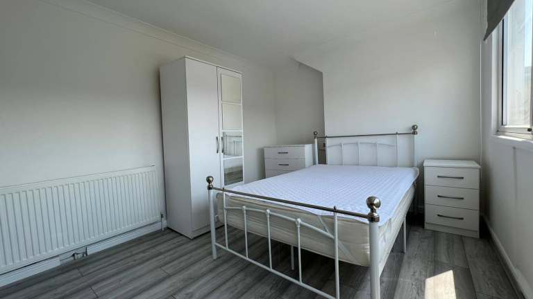 *All Bills Included (+ £100)**Private Bathroom**Furnished**Kitchenette**Fully-Fitted Shared Kitchen*