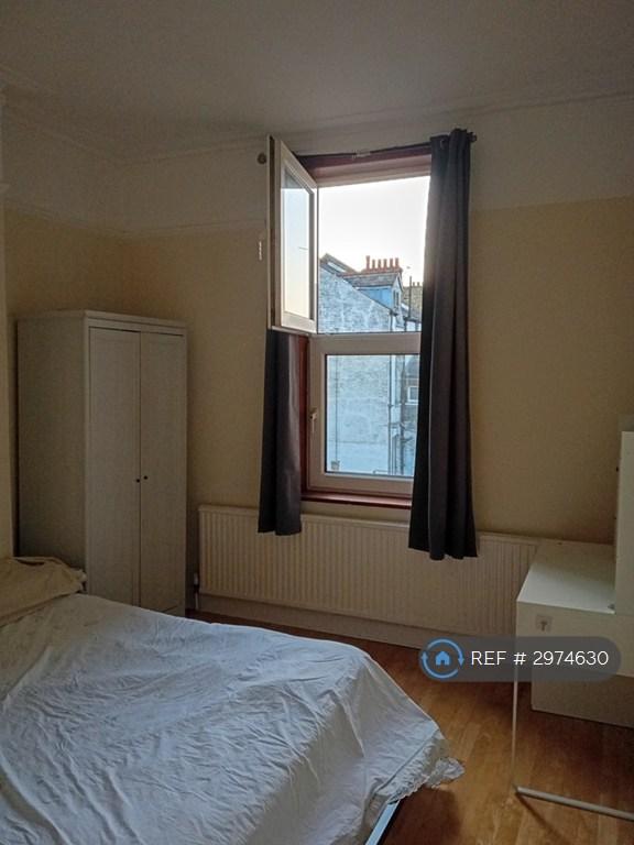 1 bedroom in Chiswick High Road, London, W4 (#2974630)
