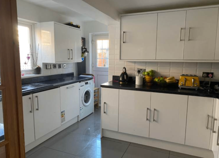 Spacious 5-Bedroom House | Renovated | Fitted Kitchen | Parking | Lloyd Villas, Newham, London - E6