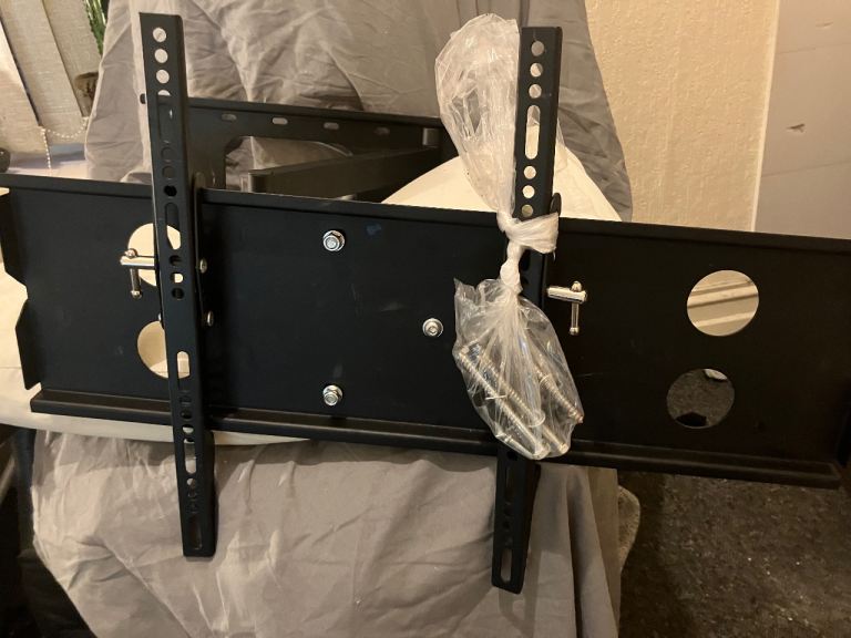 BRAND NEW TV WALL MOUNT SWIVELS or pay £10 if collected by 1/4/26 