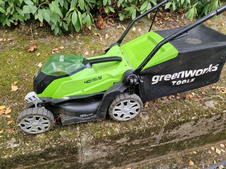 Greenworks 40V Cordless Lawnmower with Grass Box – 35cm