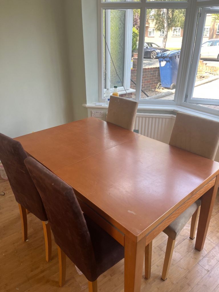 Good Condition Wooden Extendable Dining Table