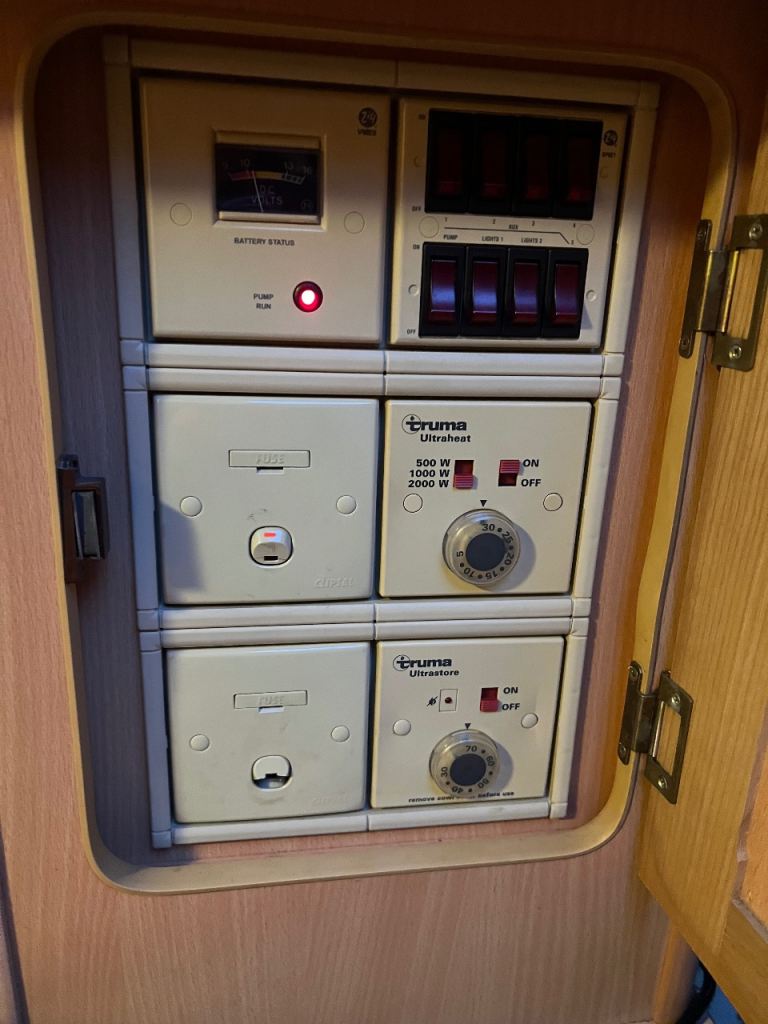 Elddis Hurricane with awning. Can deliver.