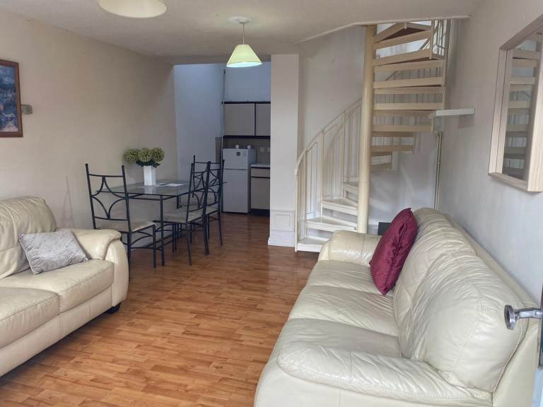 G8 Properties present 1 Bedroom House, only a few minutes away from Upton Park underground station.