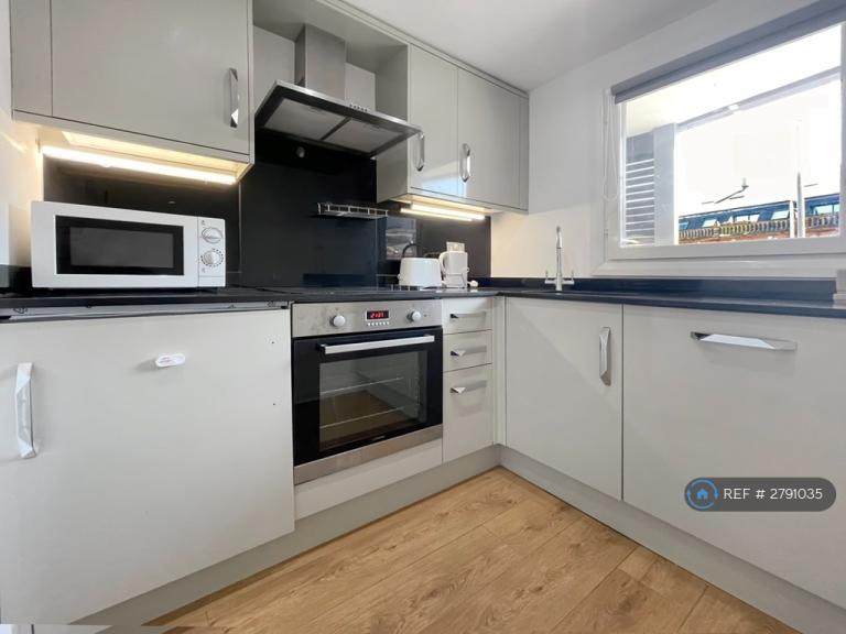 2 bedroom flat in North Crescent Apartments, Leeds, LS2 (2 bed) (#2791035)