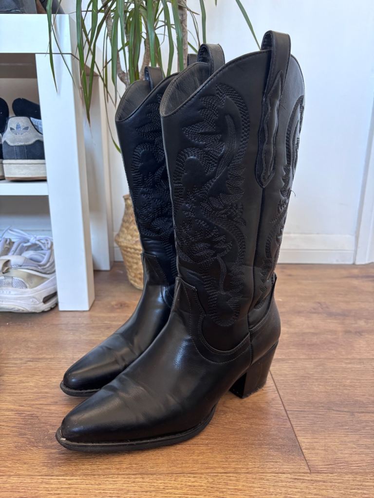 Black Western Style Cowboy Boots – Good Condition