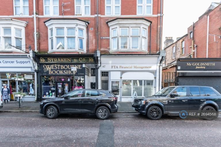 2 bedroom flat in Poole Road, Bournemouth, BH4 (2 bed) (#2694568)