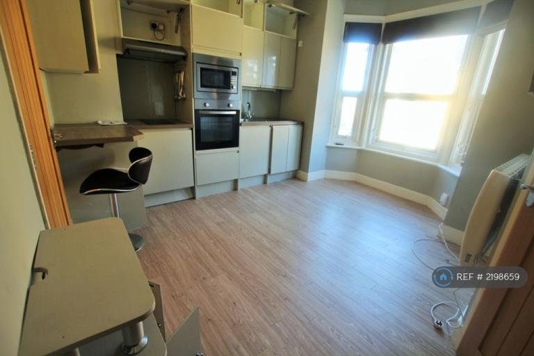 1 bedroom flat in Kingsbridge Court, Poole, BH14 (1 bed) (#2198659)
