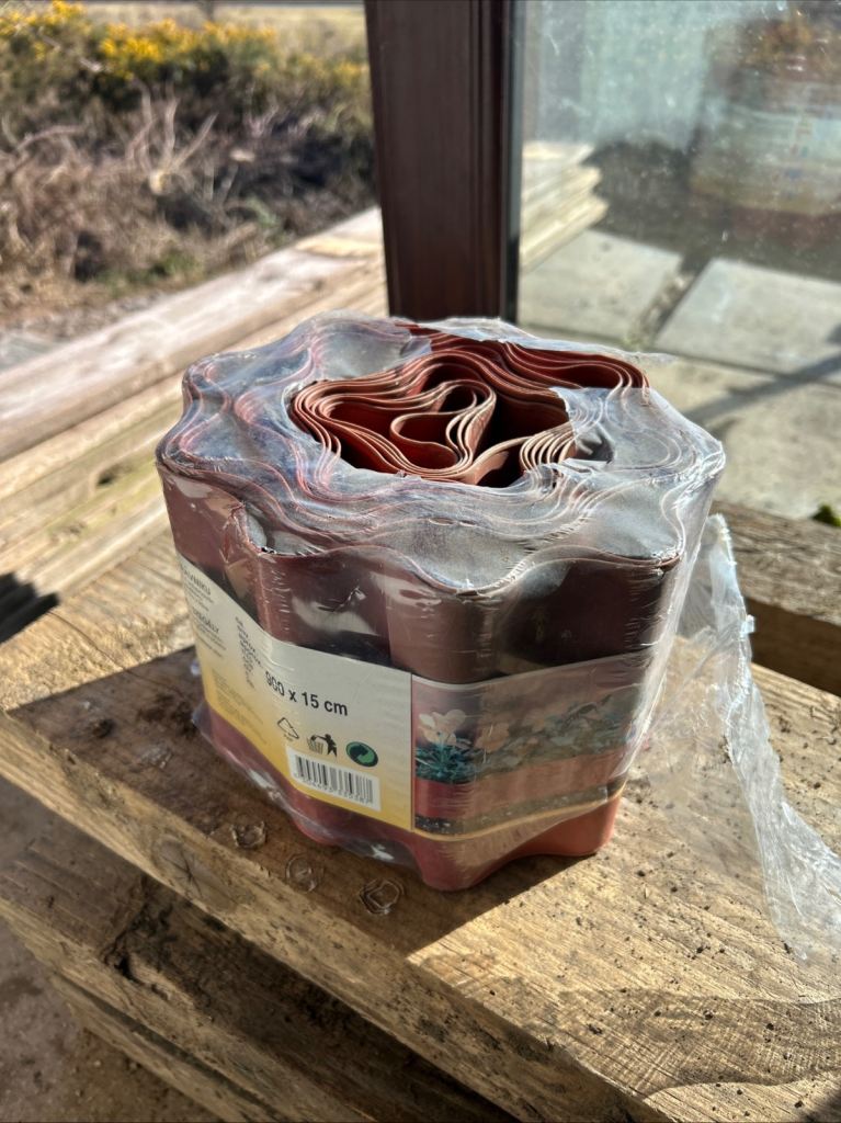 Garden Edging Wavy Brown