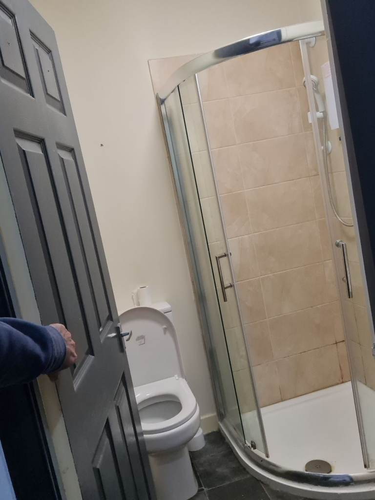 One bedroom bedsit BD13