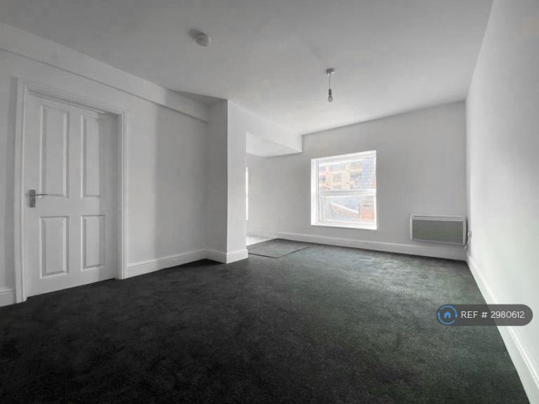 1 bedroom flat in Baillie Street, Rochdale, OL16 (1 bed) (#2980612)