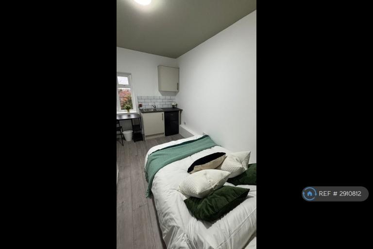 1 bedroom in Brand New Amazing House, Harrow, HA3 (#2910812)