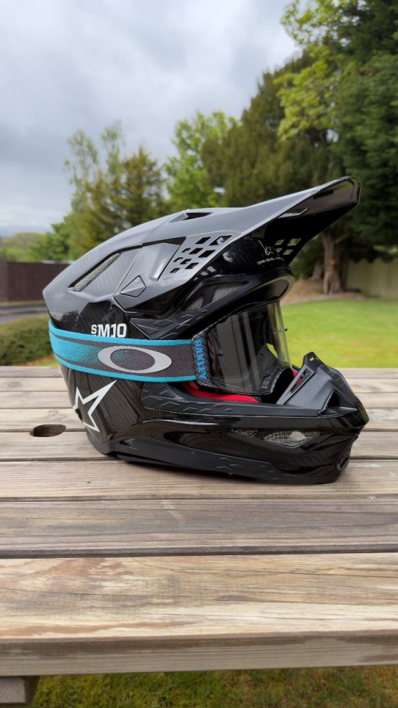 Alpinestars s-m10 helmet and oakley goggles