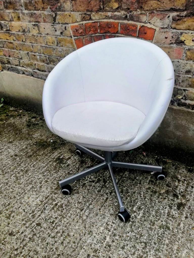 WHITE OFFICE/STUDIO/DESK/COMPUTER WHEELY CHAIR