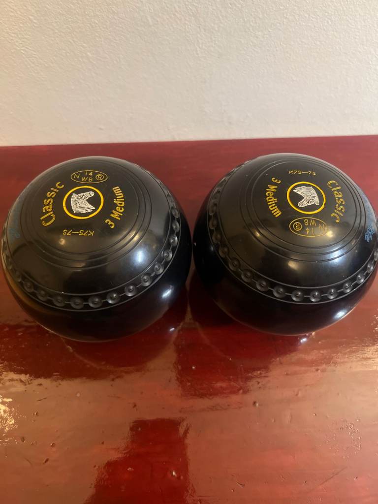 image for Henselite  …  Classic Deluxe Size 3  Medium  Lawn Bowls  Set of 2 Black 