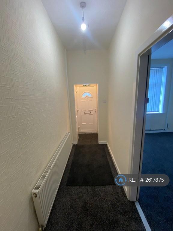 3 bedroom house in Oldham Road, Royton, Oldham, OL2 (3 bed) (#2617875)