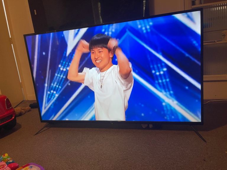 Large Smart TV with Apps – Good Condition