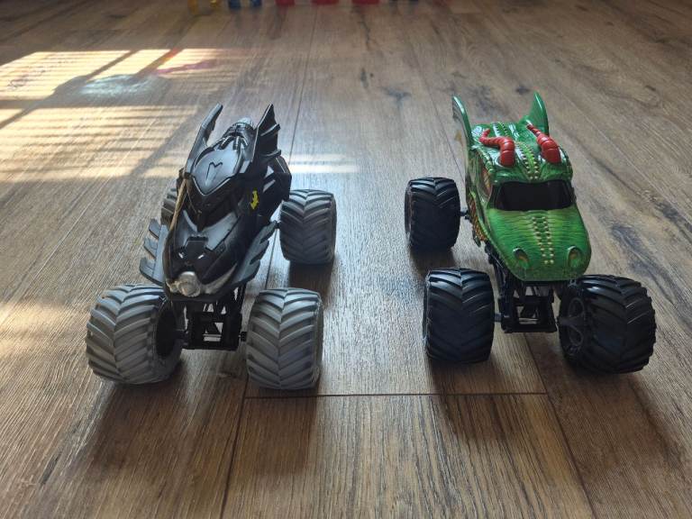 Monster Jam trucks 1:24 x 2 Batman & Dragon
