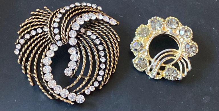 Ladies Jewellery 2x rolled gold brooches & cubic zirconia.