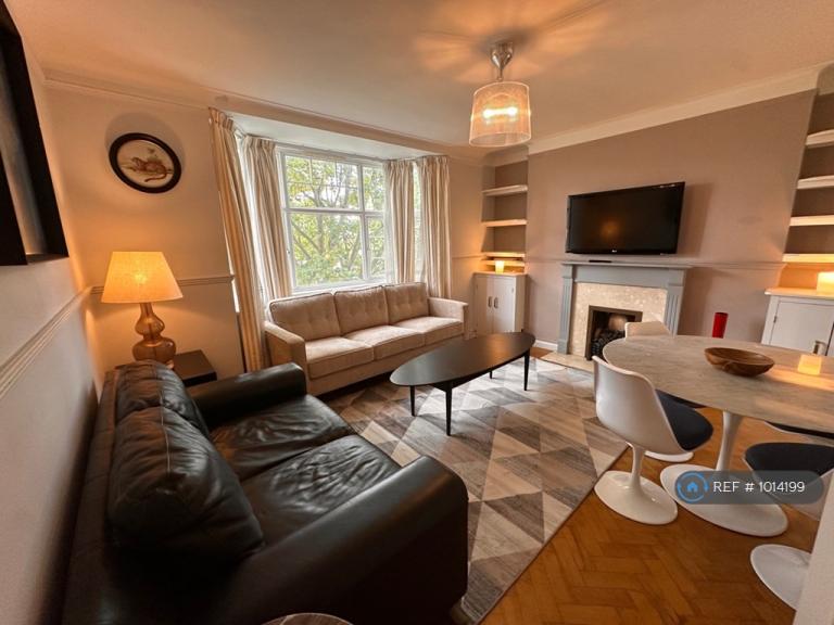 2 bedroom flat in Barrington Court, London, N10 (2 bed) (#1014199)