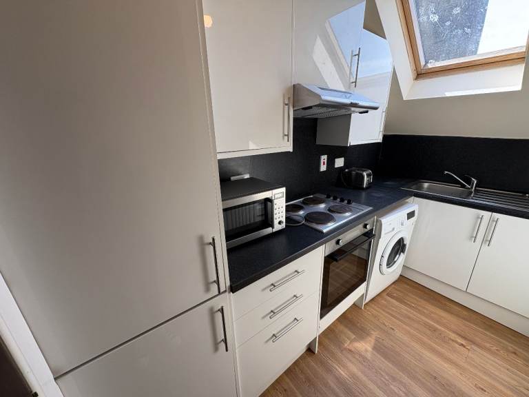 94 4L Commercial Street