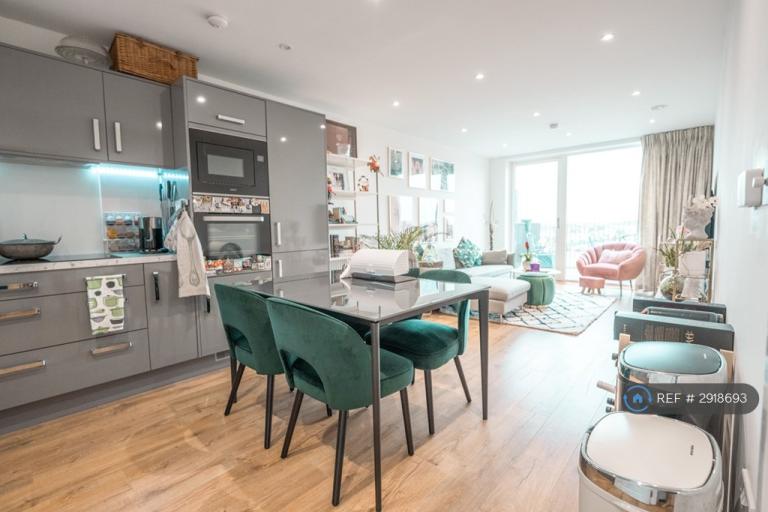 3 bedroom flat in Mahindra Way, London, E6 (3 bed) (#2918693)