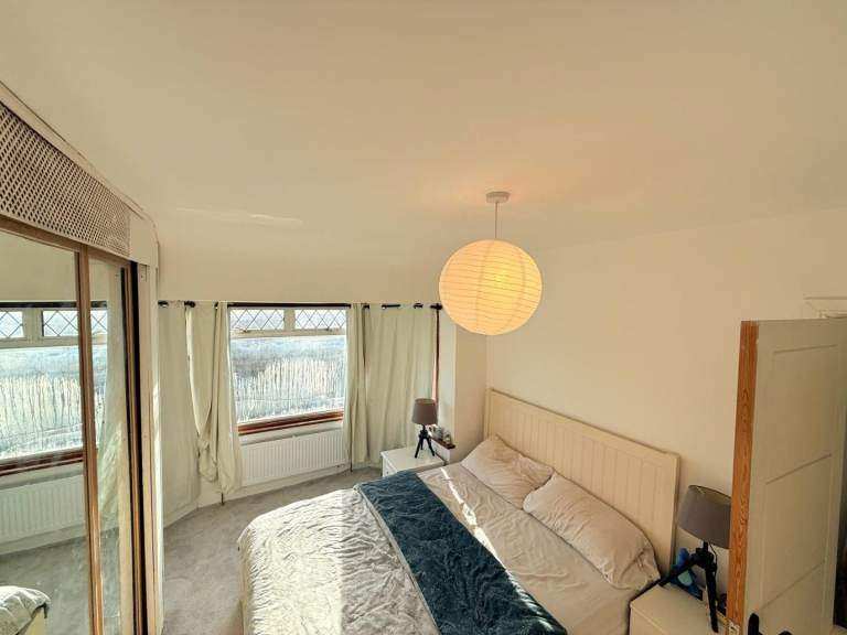 Spacious and Cosy 4 Bed House for Rent – UB6 8ED