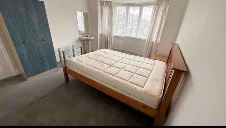  Big, bright double room 11'6"/3.51m x 15'0"/ 4.57m