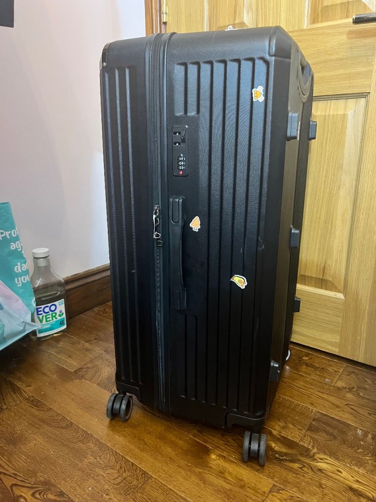Large Hard Shell Suitcase 79cm – 4 Wheels – Used Once – Lock Stiff + One Strap Broken