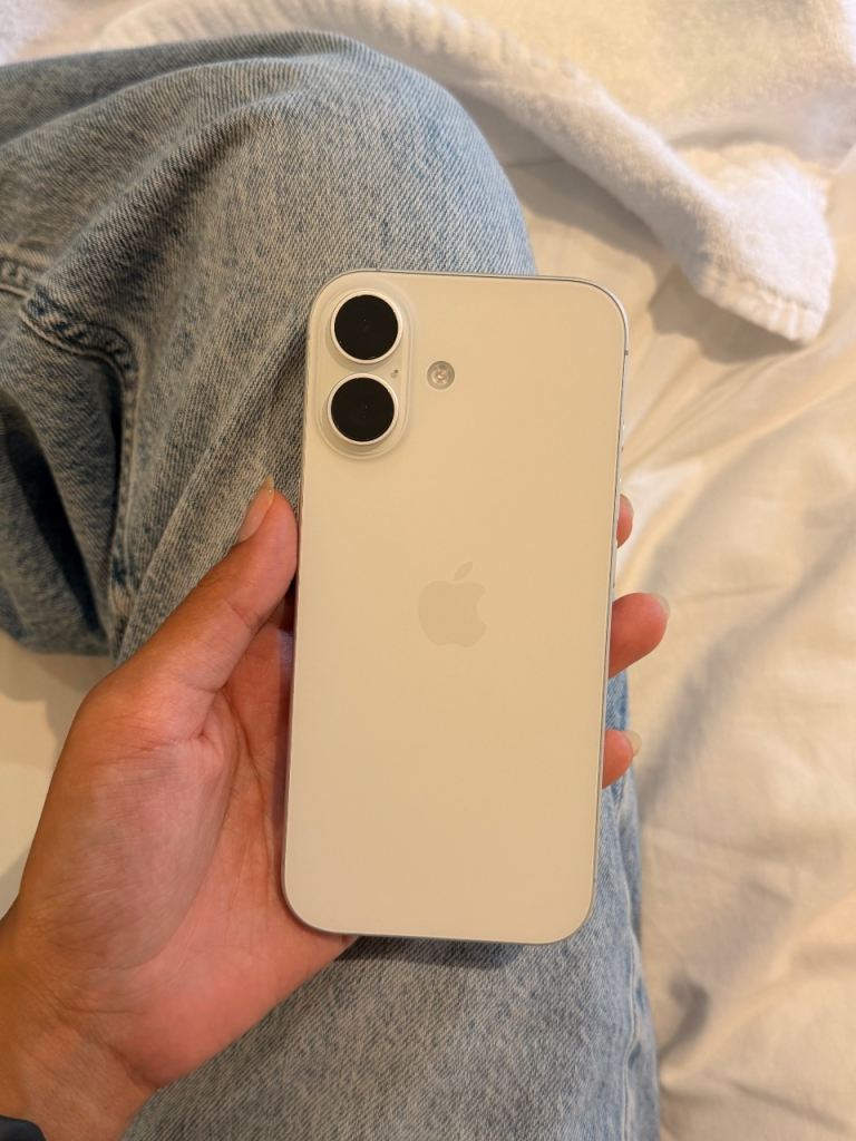 Apple iPhone 17 – White, Good Condition