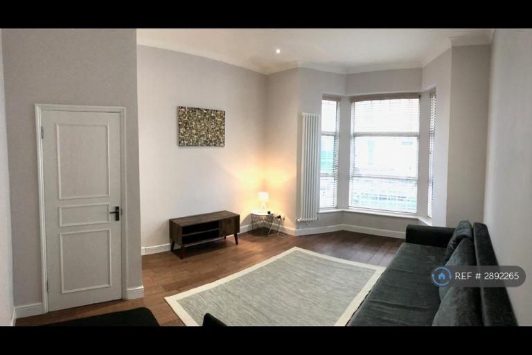 1 bedroom flat in Beaumont Crescent, London, W14 (1 bed) (#2892265)