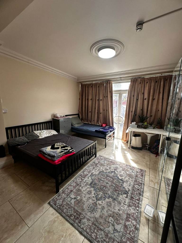 Massive Super King Ensuit With Bills £1250