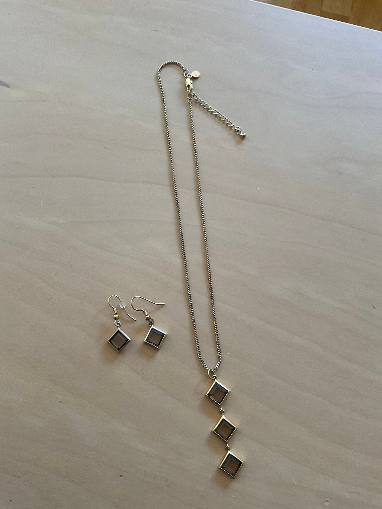 BRAND NEW STUNNING MATCHING GOLD JEWELLED NECKLACE + EARRINGS