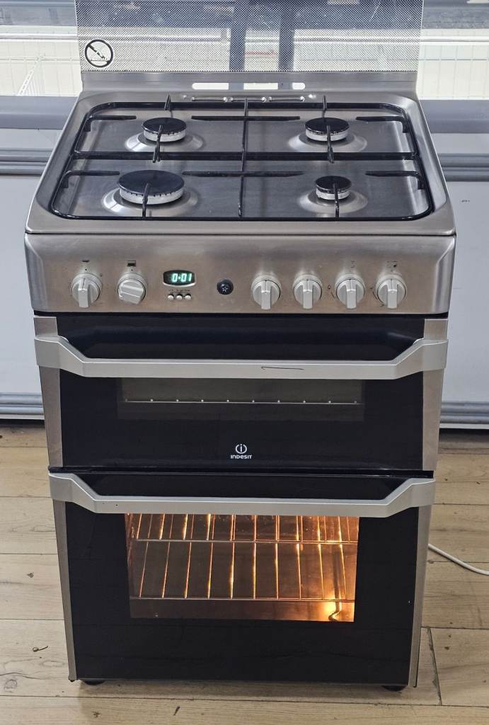 60cm Wide Indesit Gas Cooker with Double Oven - Silver ĝĥ& Black
