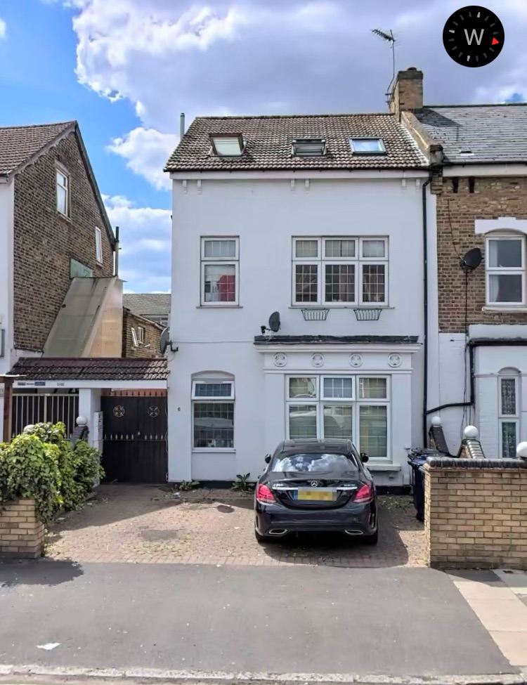 Modern clean 2 bed flat in Ealing. 5mins walk to Hanwell Station 10mins walk Ealing Station