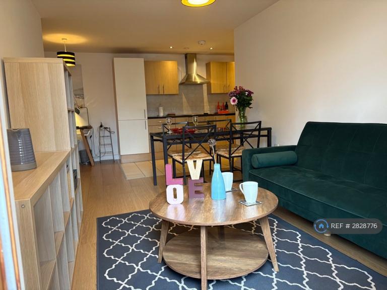 2 bedroom flat in Dyche Street, Manchester, M4 (2 bed) (#2828776)