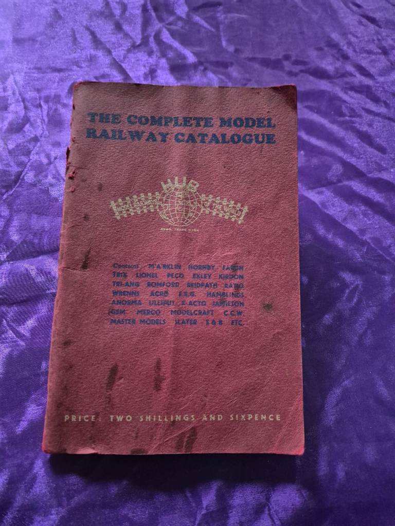 The Complete Model Railway Catalogue ~ Hub Label ~ (Price 1962:~ Two Shillngs AndSixpence2