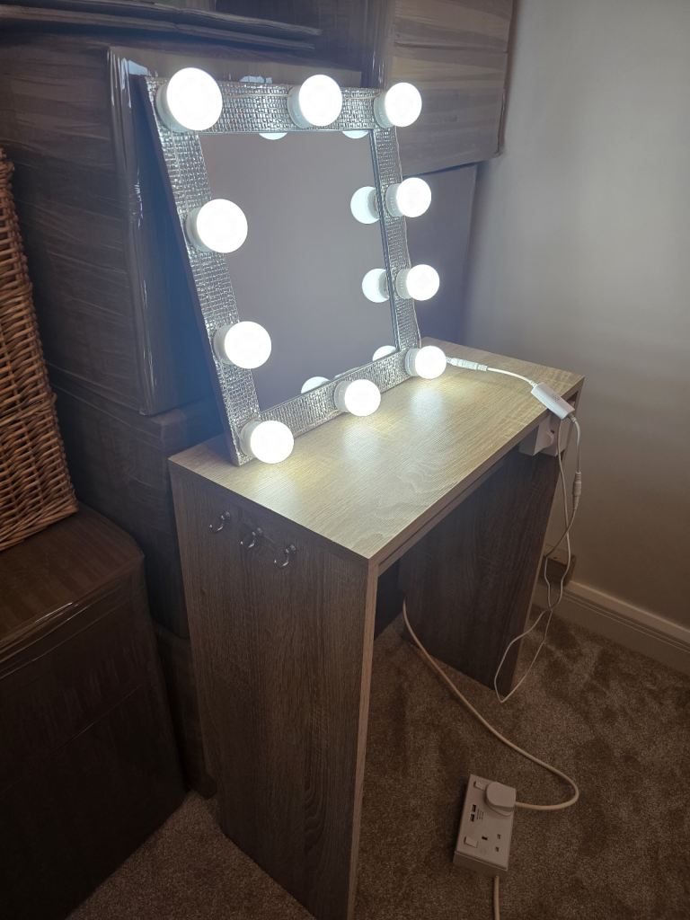 Dressing table Vanity mirror with Hollywood bulbs