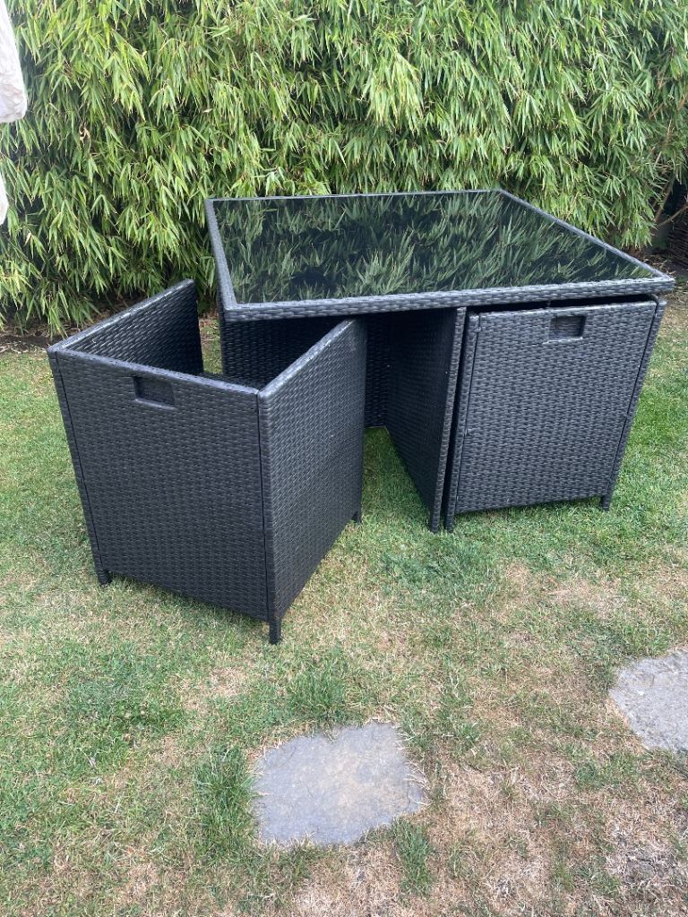 Garden table and two chairs 