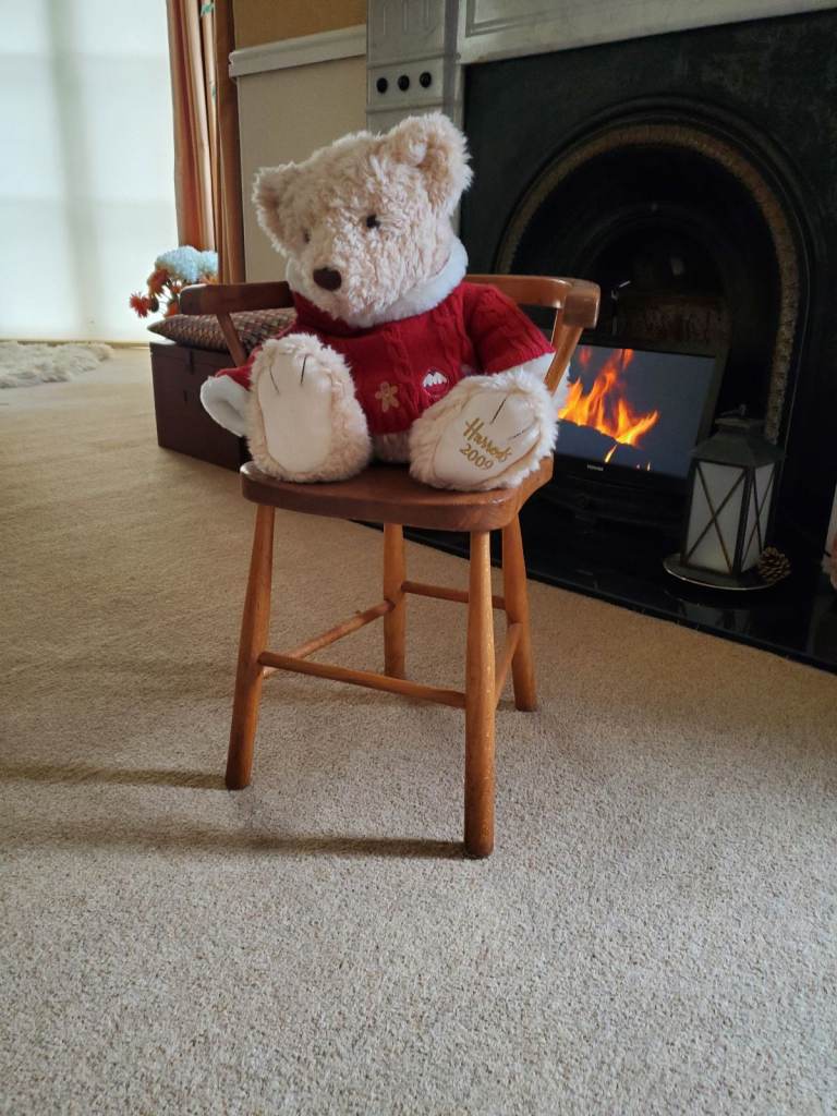 NURSERY / CHILDS CHAIR