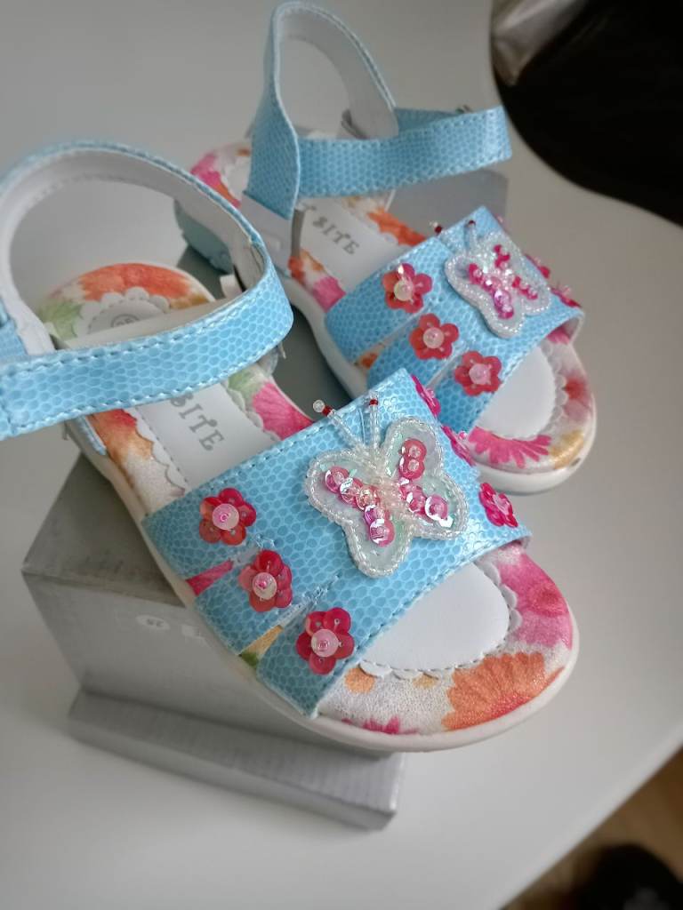 Brand New Beads-Sequins 3Ds butterfly sandal girl size 27/9