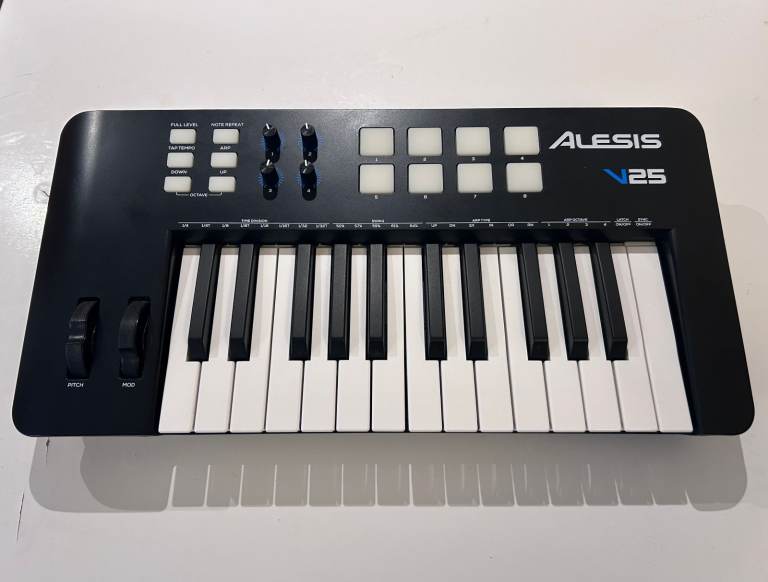 Alesis V25 MK11 Midi Keyboard Controller Excellent Condition 