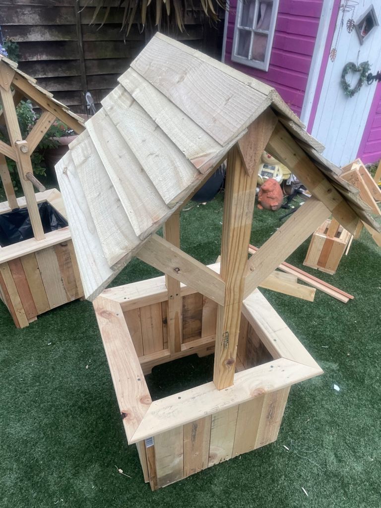 Garden planting wishing well 